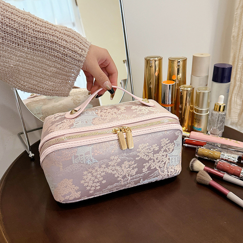 Skincare Animate - 新しい化粧品収納バッグ 大容量 洗面用具入れバッグ 文芸風刺繍入り枕型化粧ポーチ